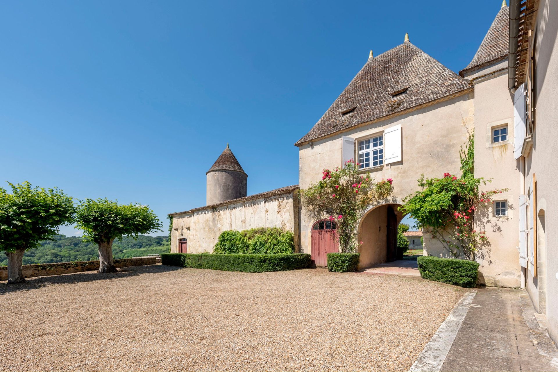 castle 30 Rooms for sale on BORDEAUX (33000)