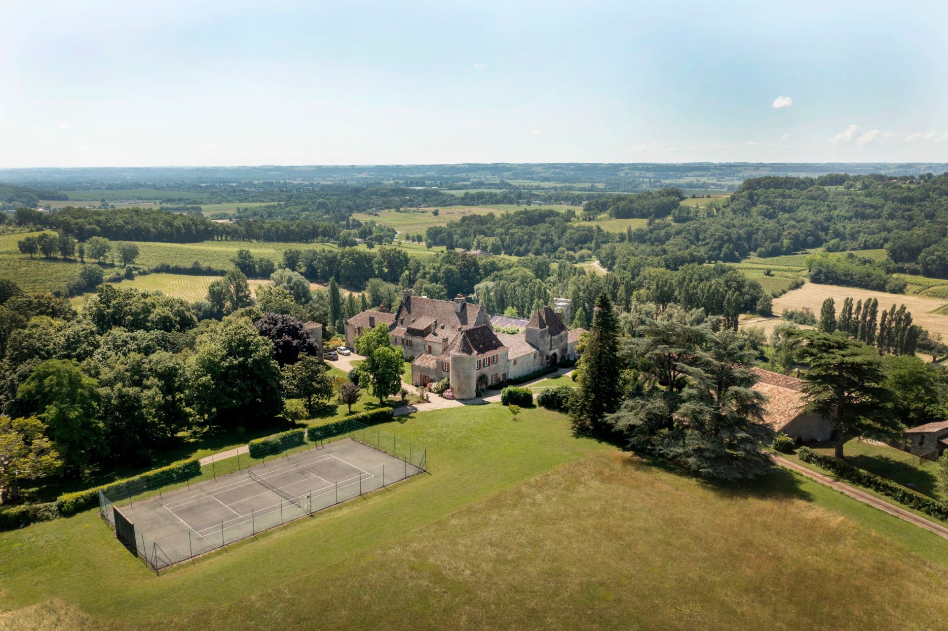 castle 30 Rooms for sale on BORDEAUX (33000)