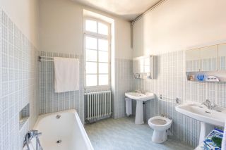 castle 30 Rooms for sale on BORDEAUX (33000)