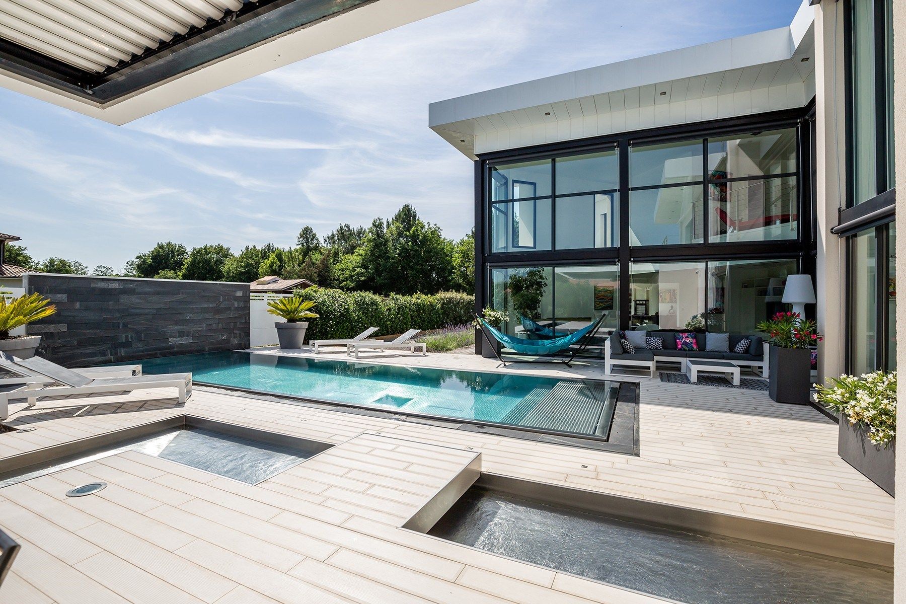 house 10 Rooms for sale on PESSAC (33600)