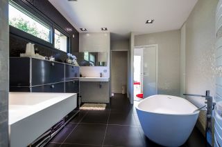 house 10 Rooms for sale on PESSAC (33600)