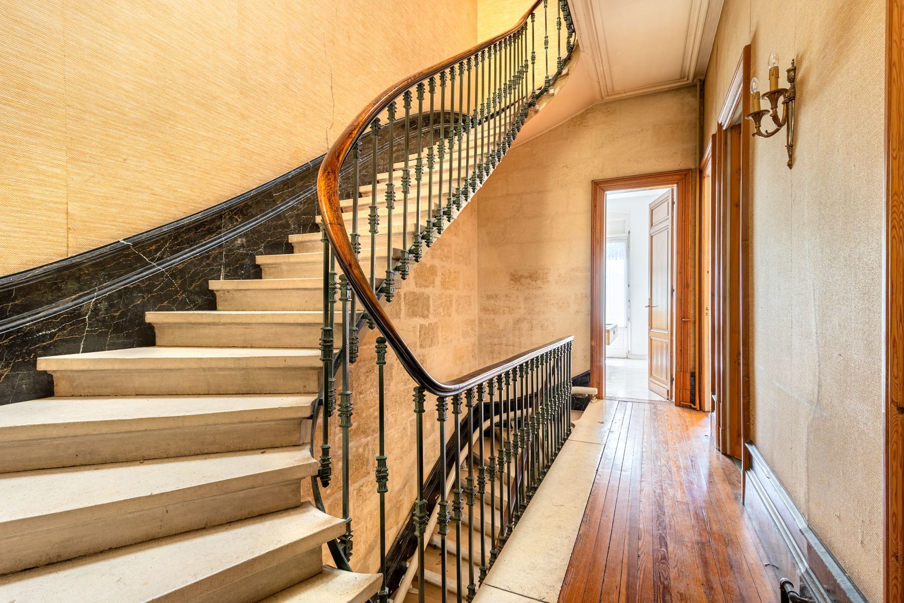 mansion (hôtel particulier) 15 Rooms for sale on BORDEAUX (33000)