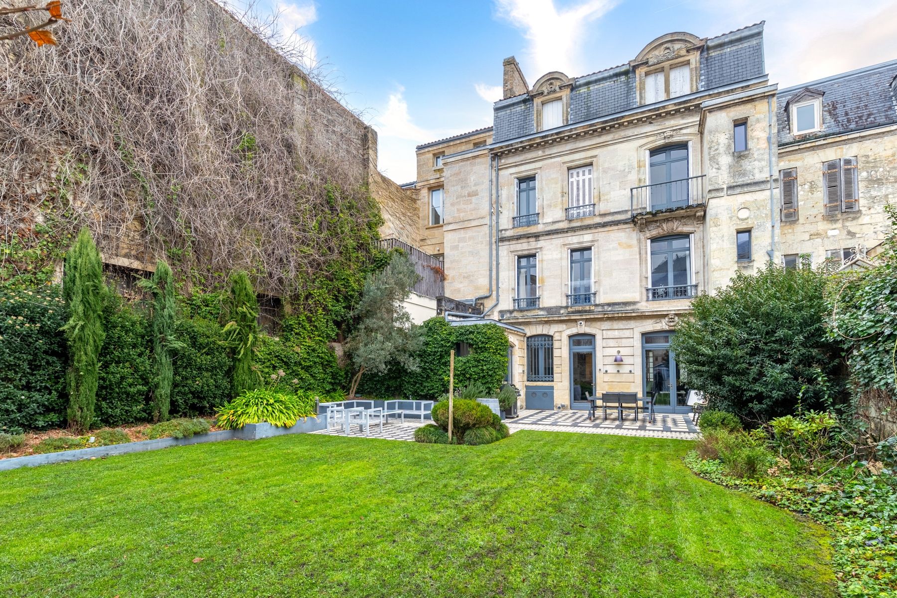 house 9 Rooms for sale on BORDEAUX (33000)