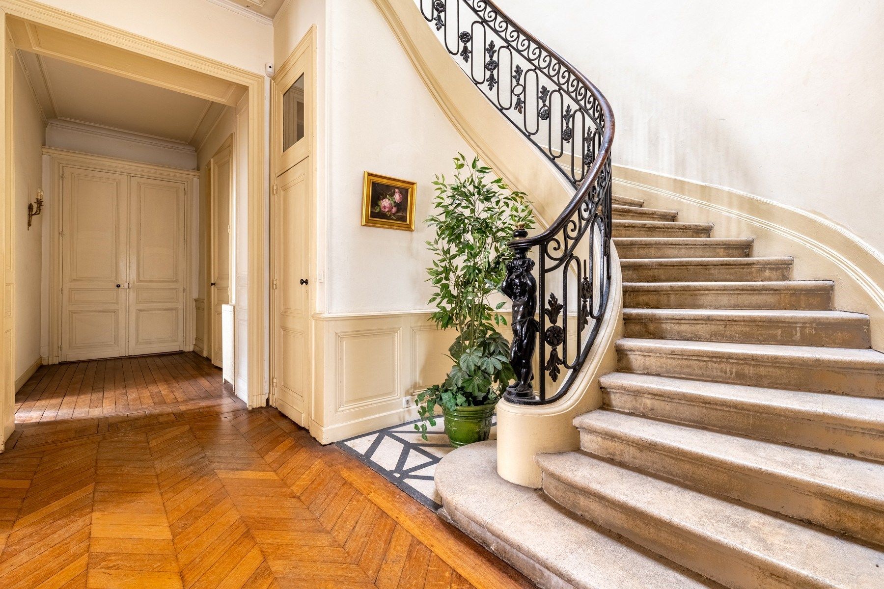apartment 8 Rooms for sale on BORDEAUX (33000)