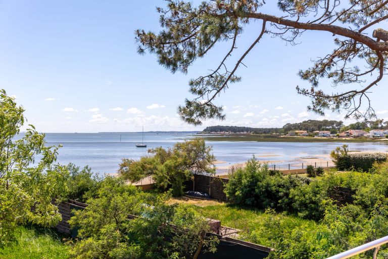 house 6 Rooms for sale on CAP FERRET (33970)