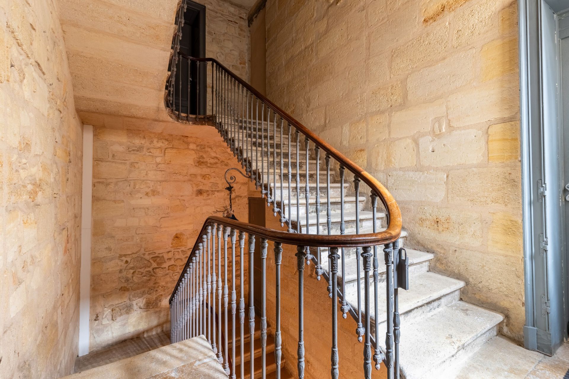 apartment 6 Rooms for sale on BORDEAUX (33000)