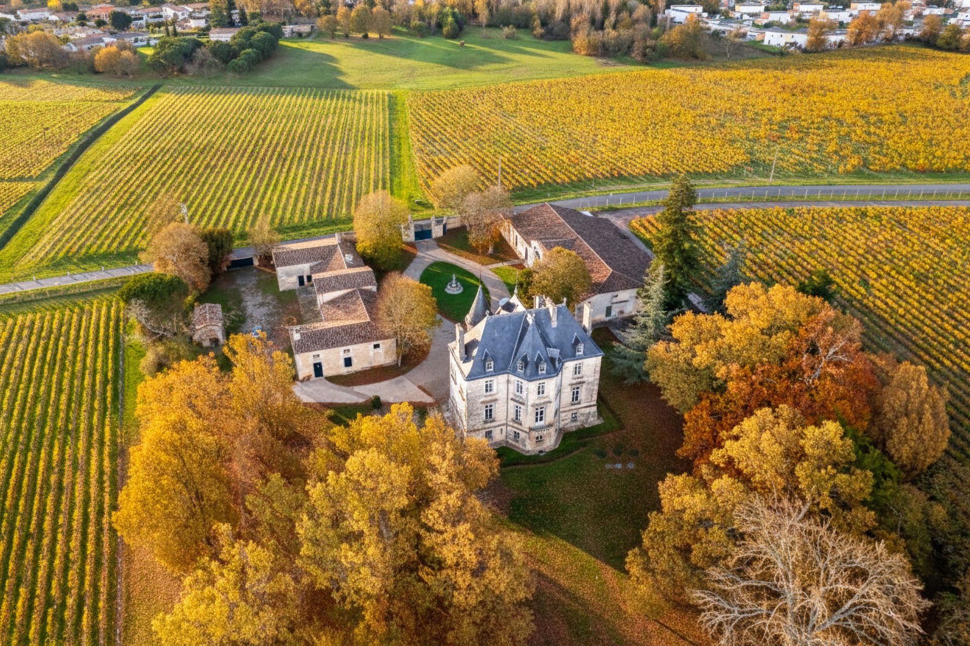 castle 12 Rooms for sale on BORDEAUX (33000)