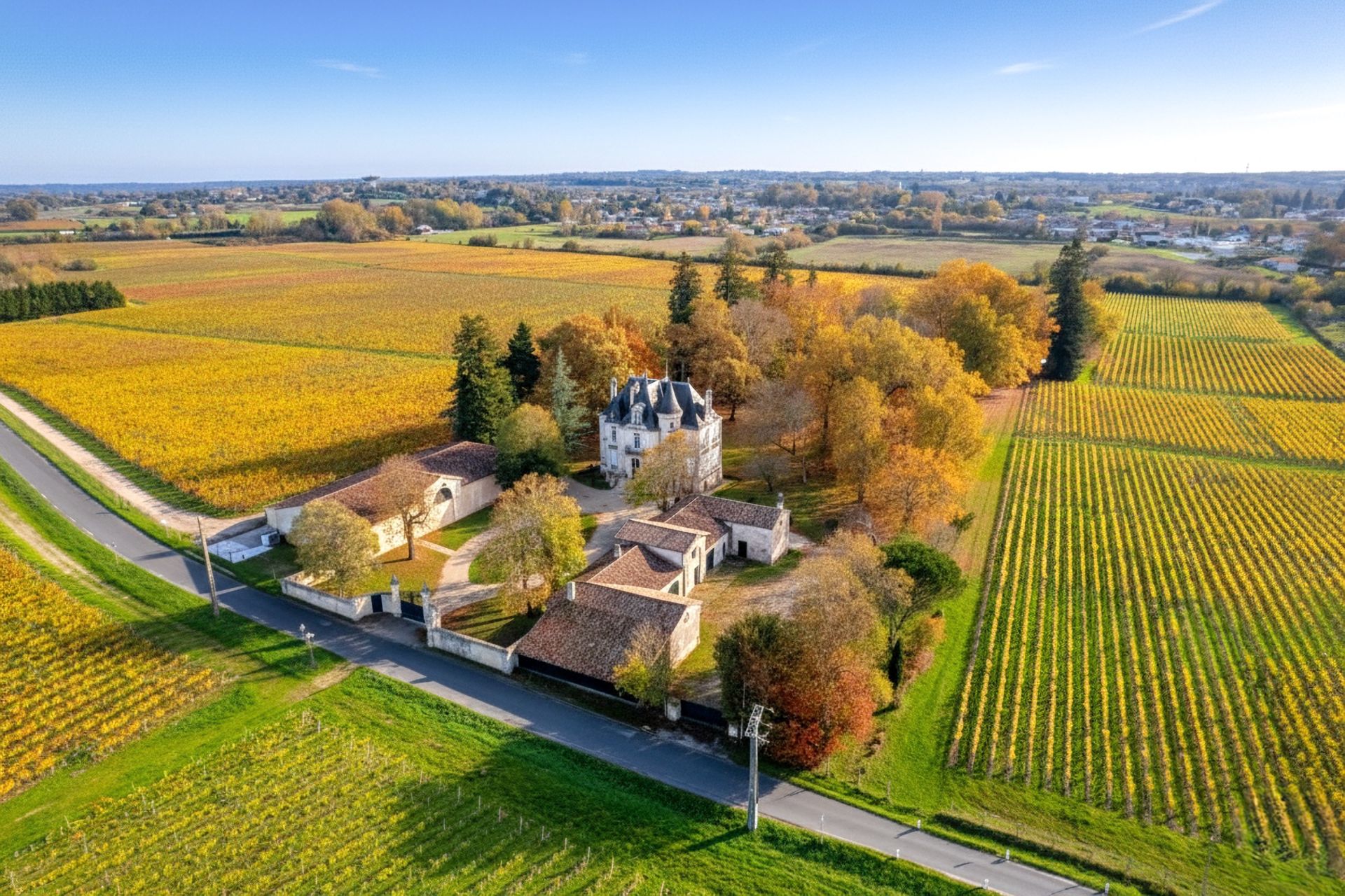 castle 12 Rooms for sale on BORDEAUX (33000)