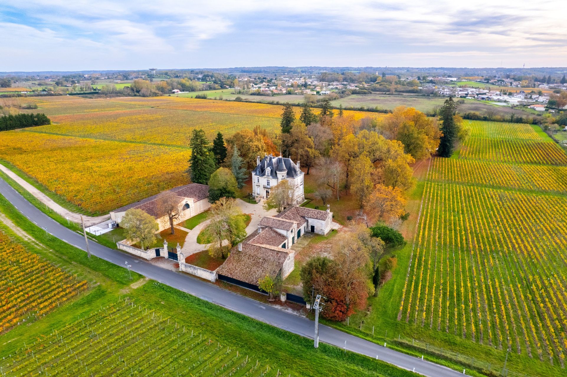 castle 12 Rooms for sale on BORDEAUX (33000)