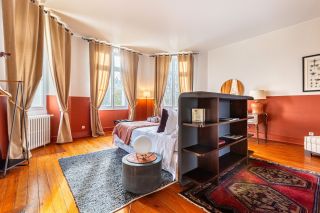 castle 12 Rooms for sale on BORDEAUX (33000)