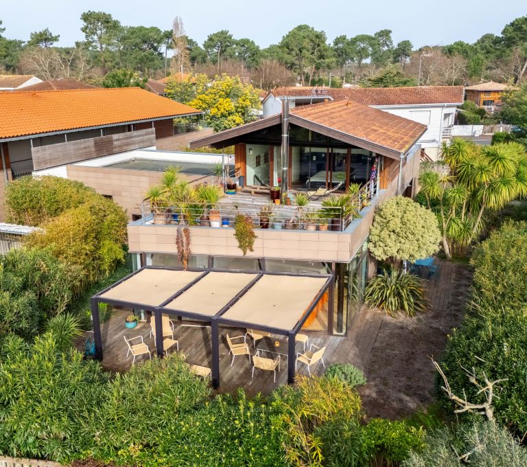 house 7 Rooms for sale on CAP FERRET (33970)