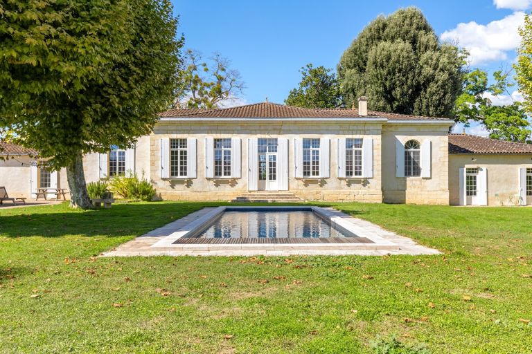 castle 12 Rooms for sale on BORDEAUX (33000)