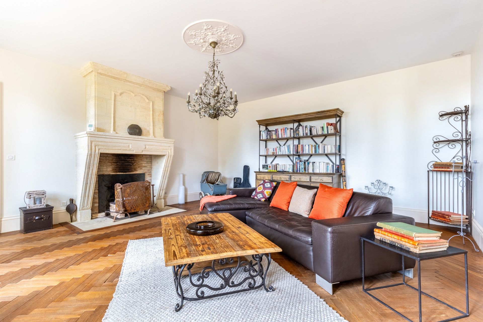 castle 17 Rooms for sale on BORDEAUX (33000)