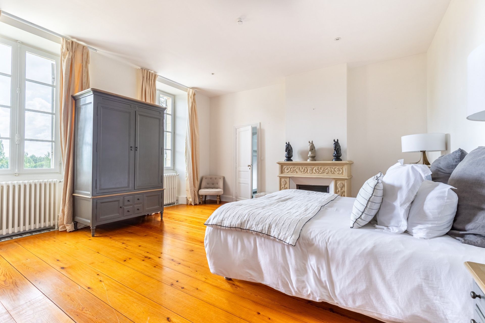 castle 17 Rooms for sale on BORDEAUX (33000)