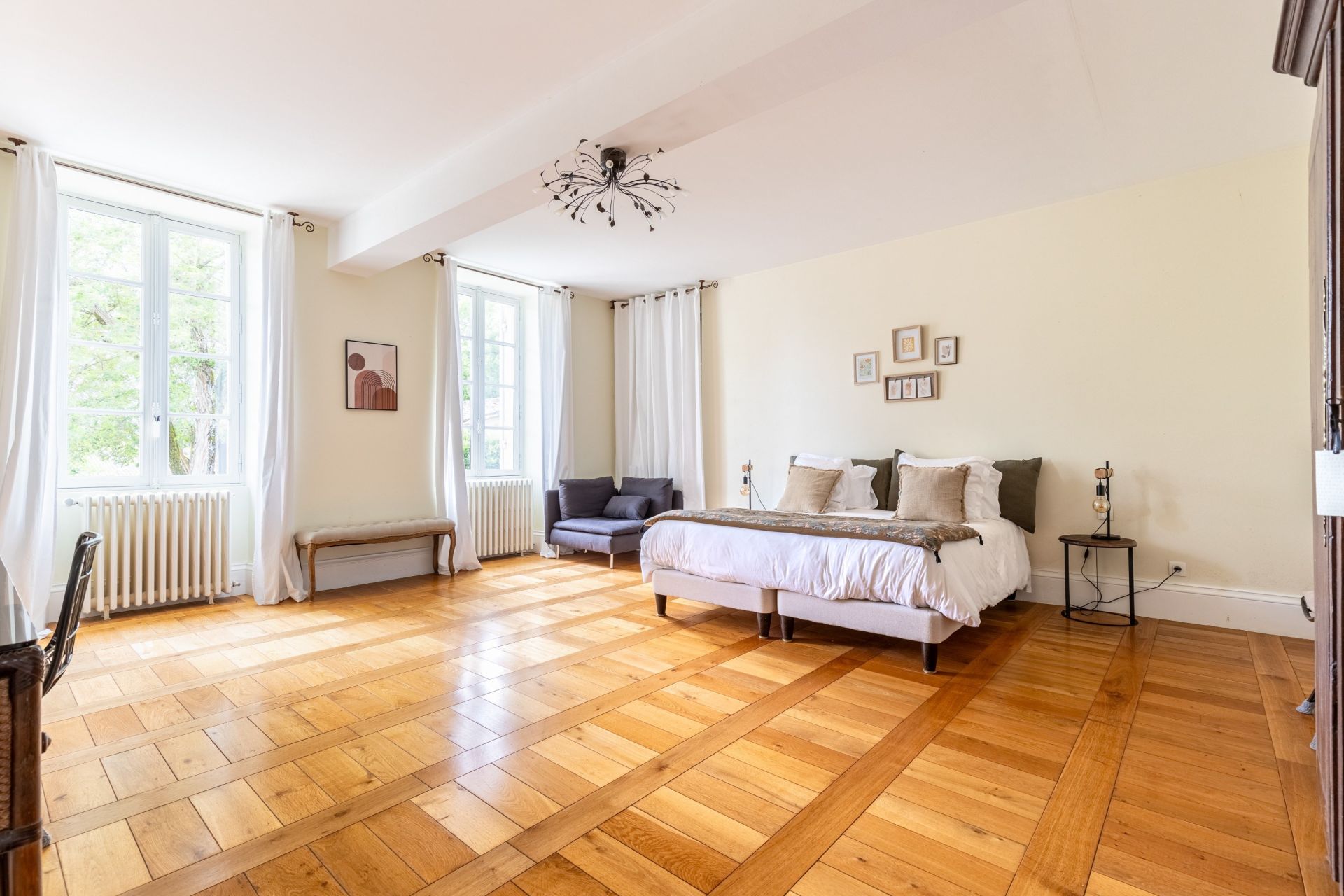 castle 17 Rooms for sale on BORDEAUX (33000)