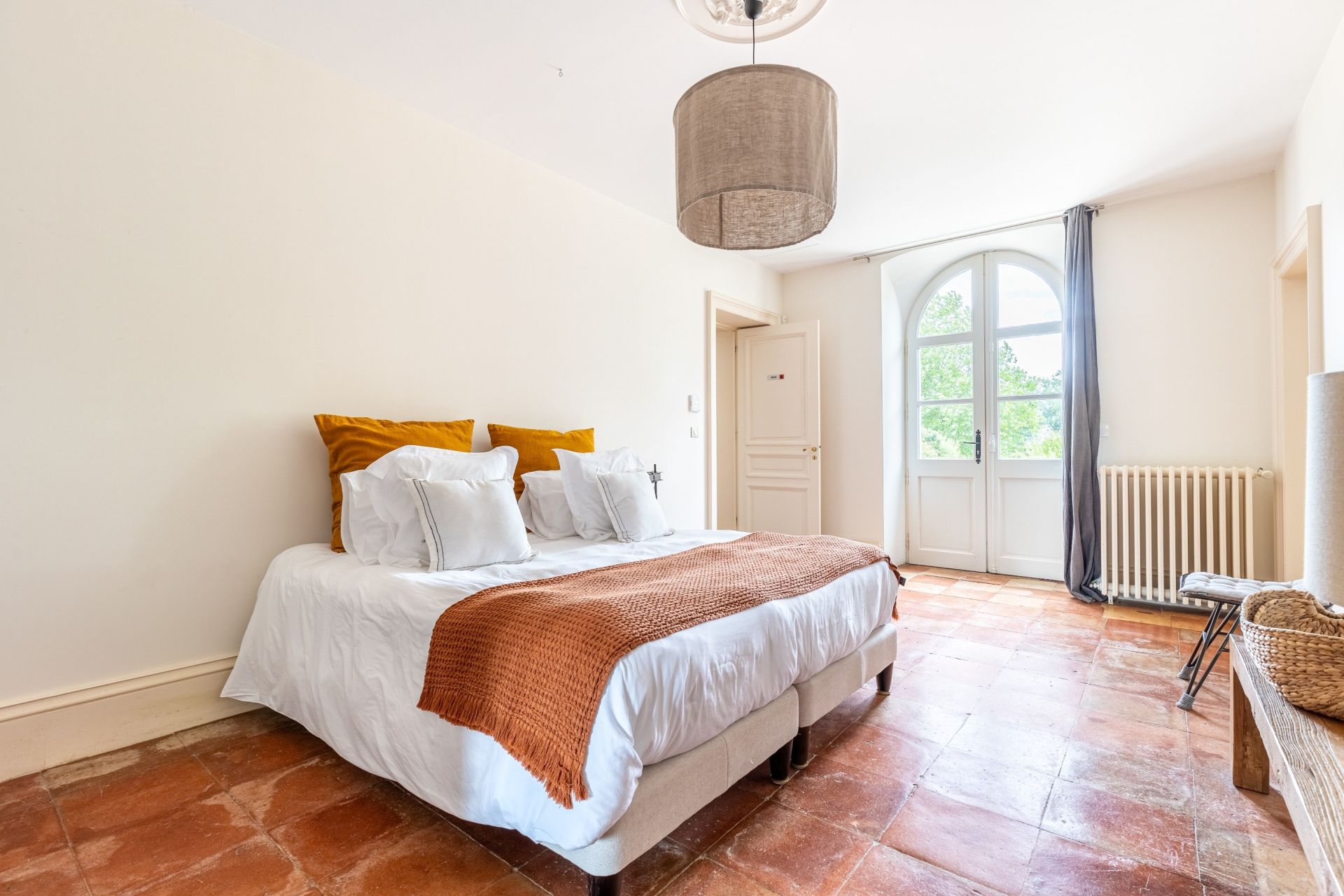 castle 17 Rooms for sale on BORDEAUX (33000)