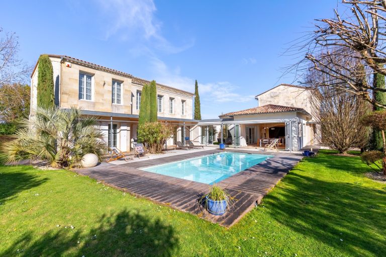 house 8 Rooms for sale on LIBOURNE (33500)