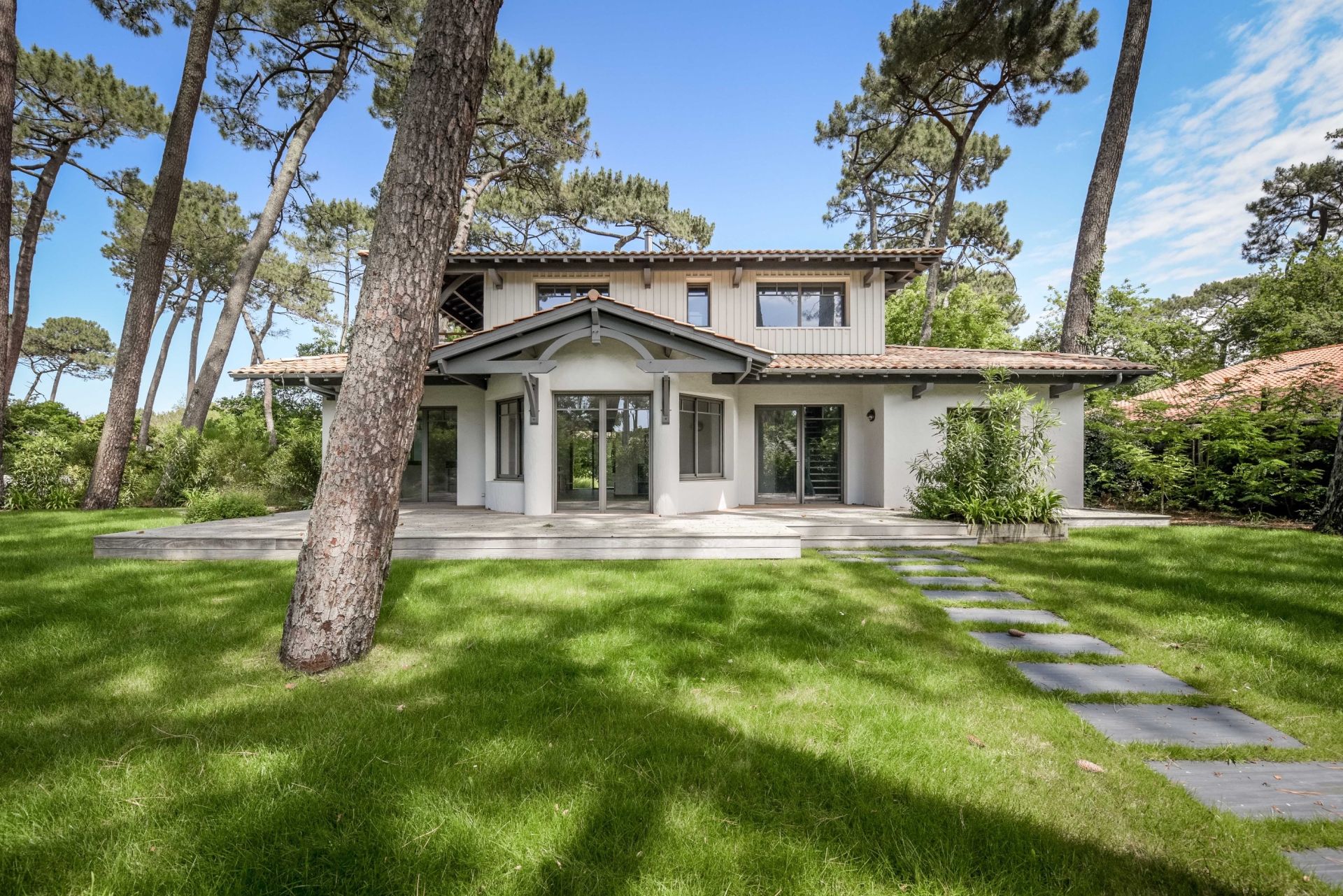 villa 10 Rooms for sale on PYLA SUR MER (33115)