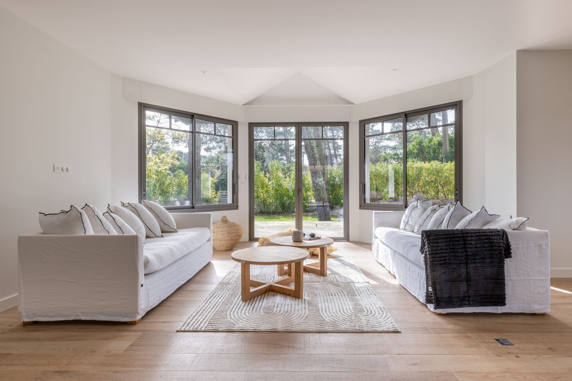 villa 10 Rooms for sale on PYLA SUR MER (33115)