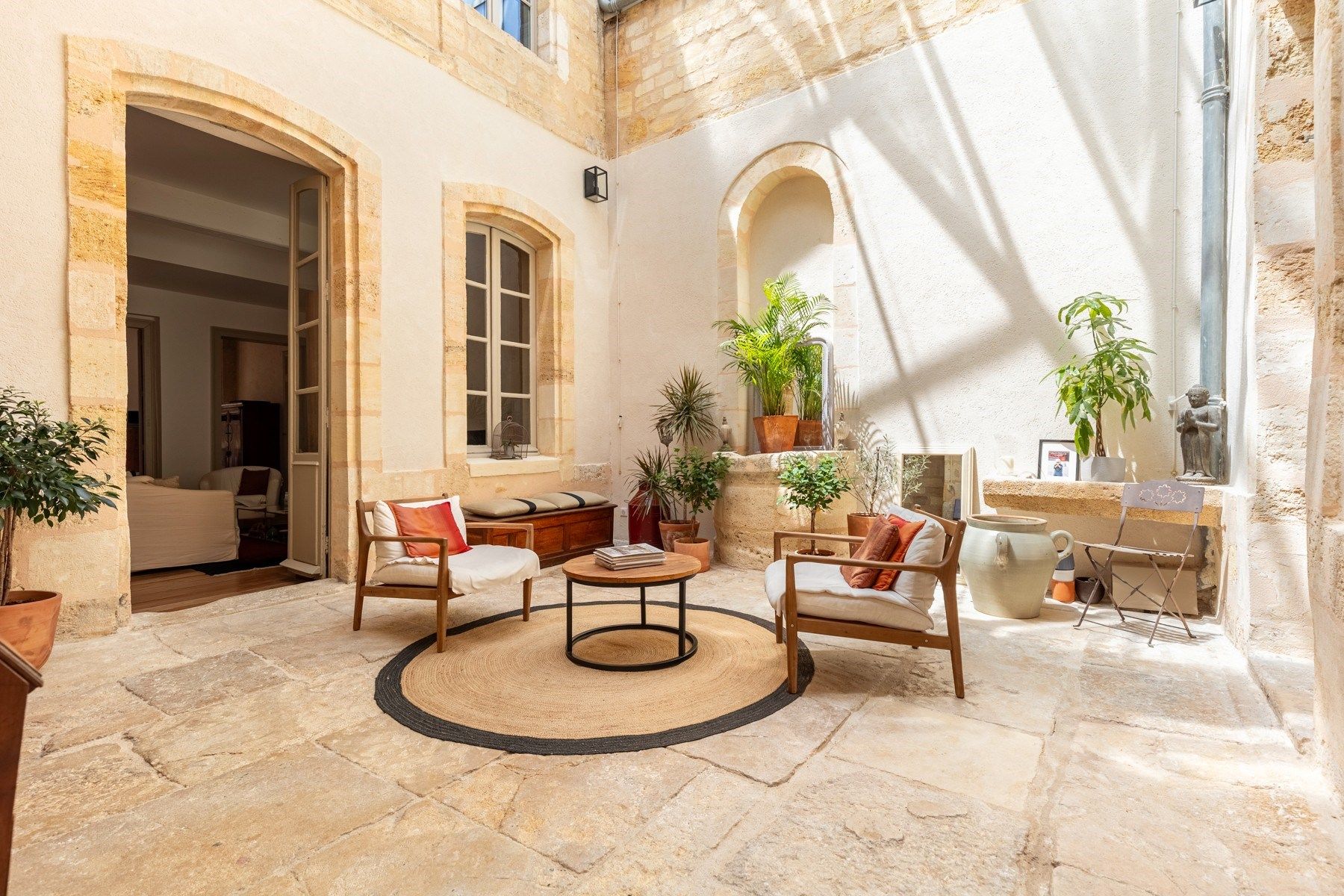 apartment 8 Rooms for sale on BORDEAUX (33000)