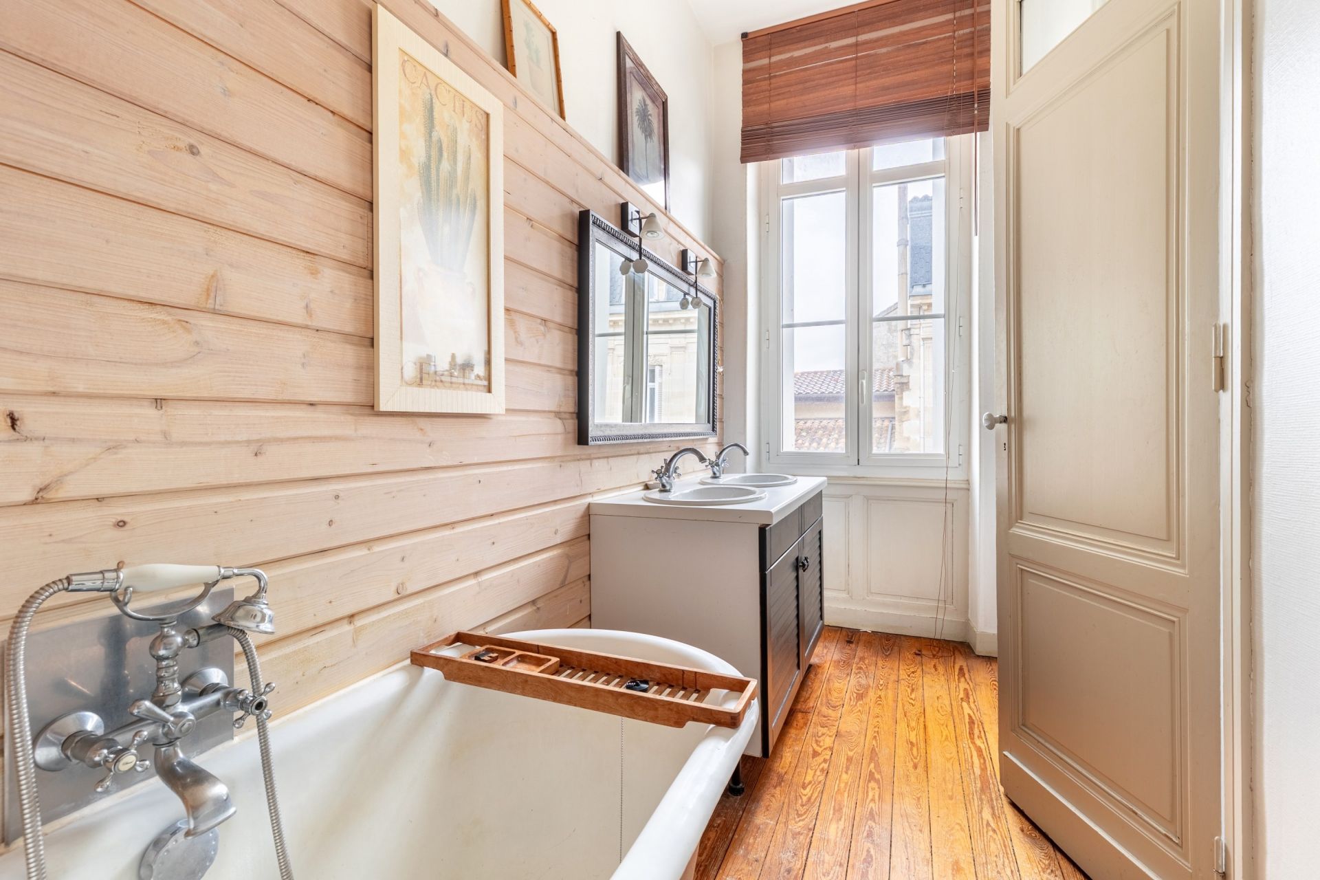 apartment 8 Rooms for sale on BORDEAUX (33000)