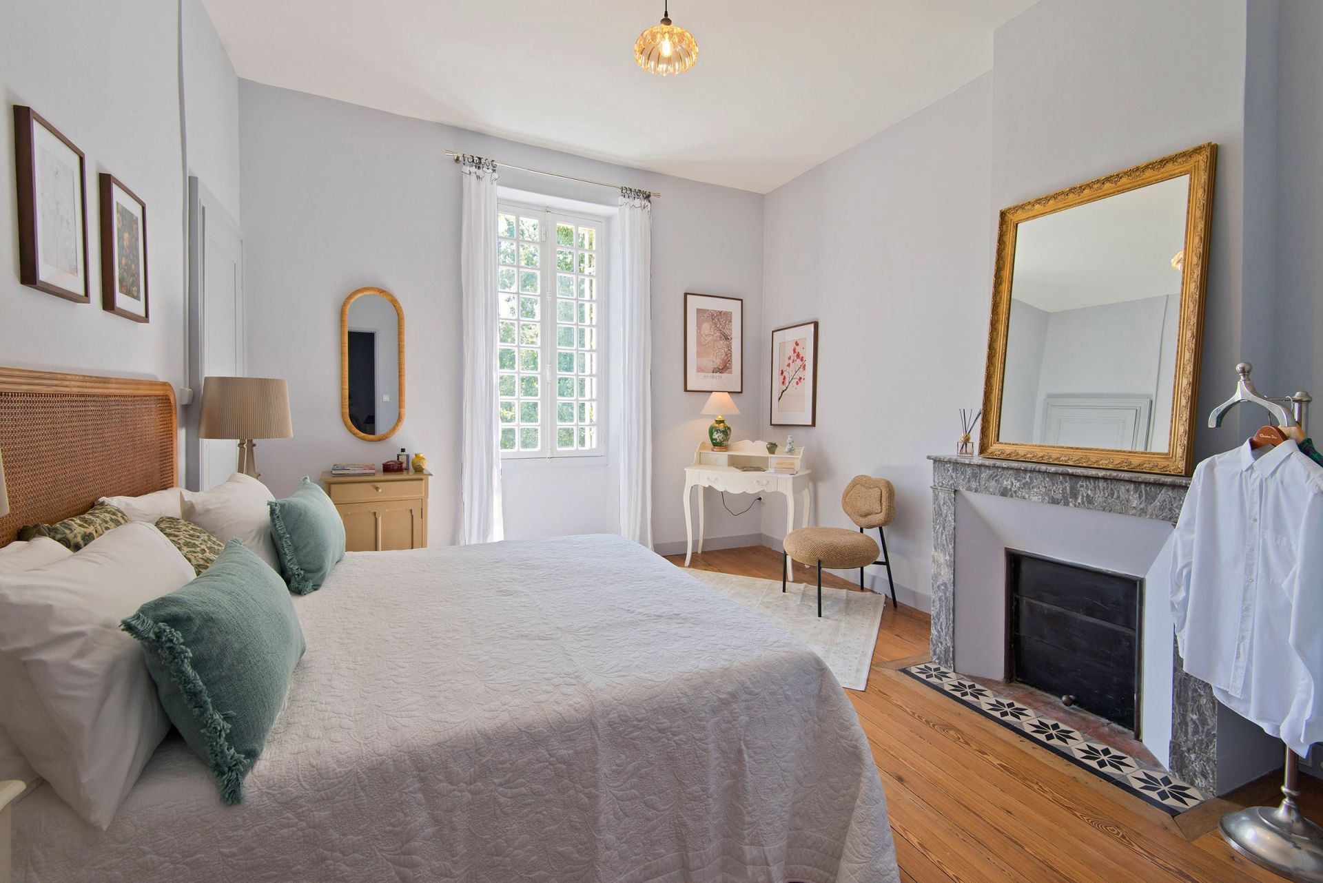 castle 12 Rooms for sale on BORDEAUX (33000)
