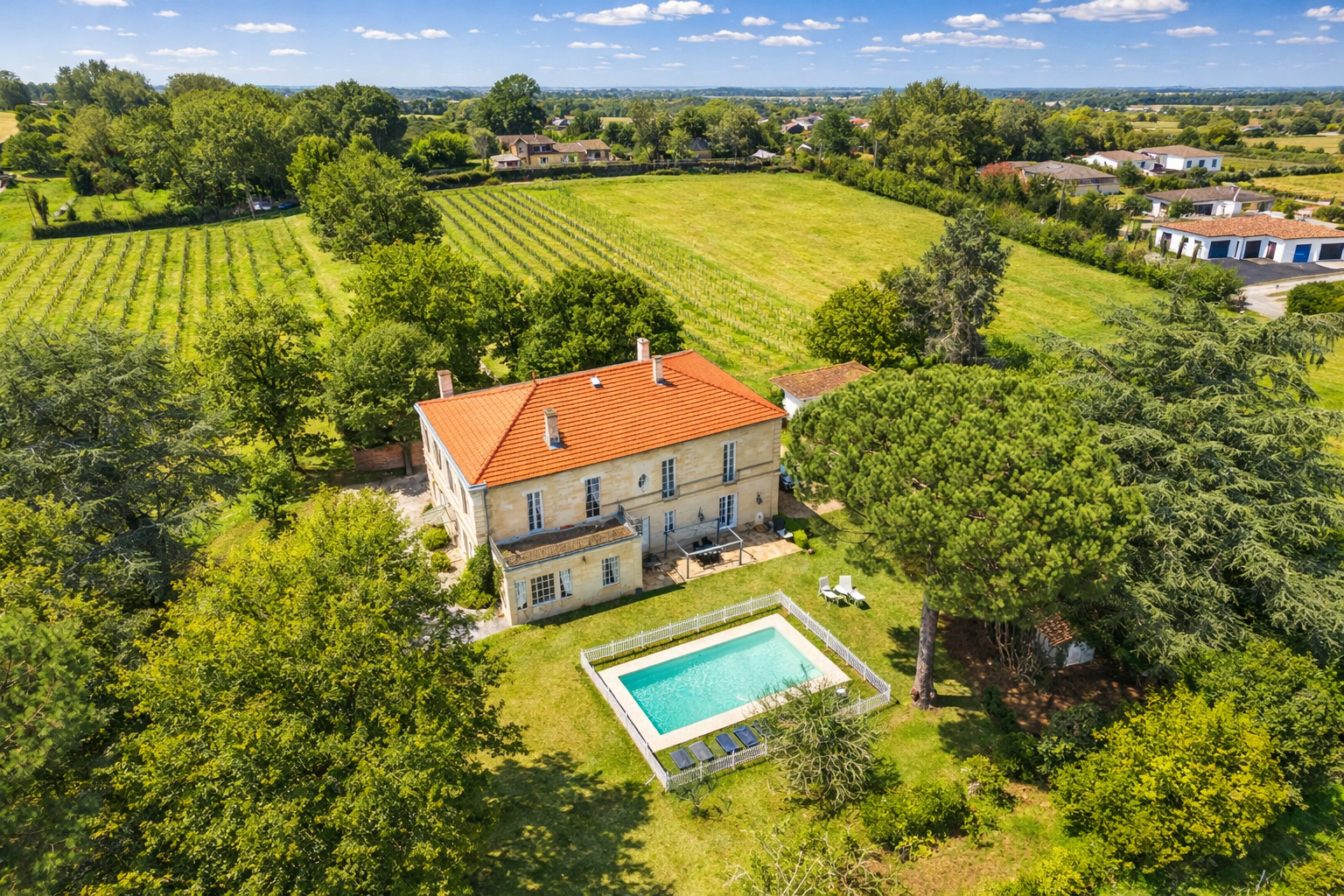 castle 9 Rooms for sale on BORDEAUX (33000)