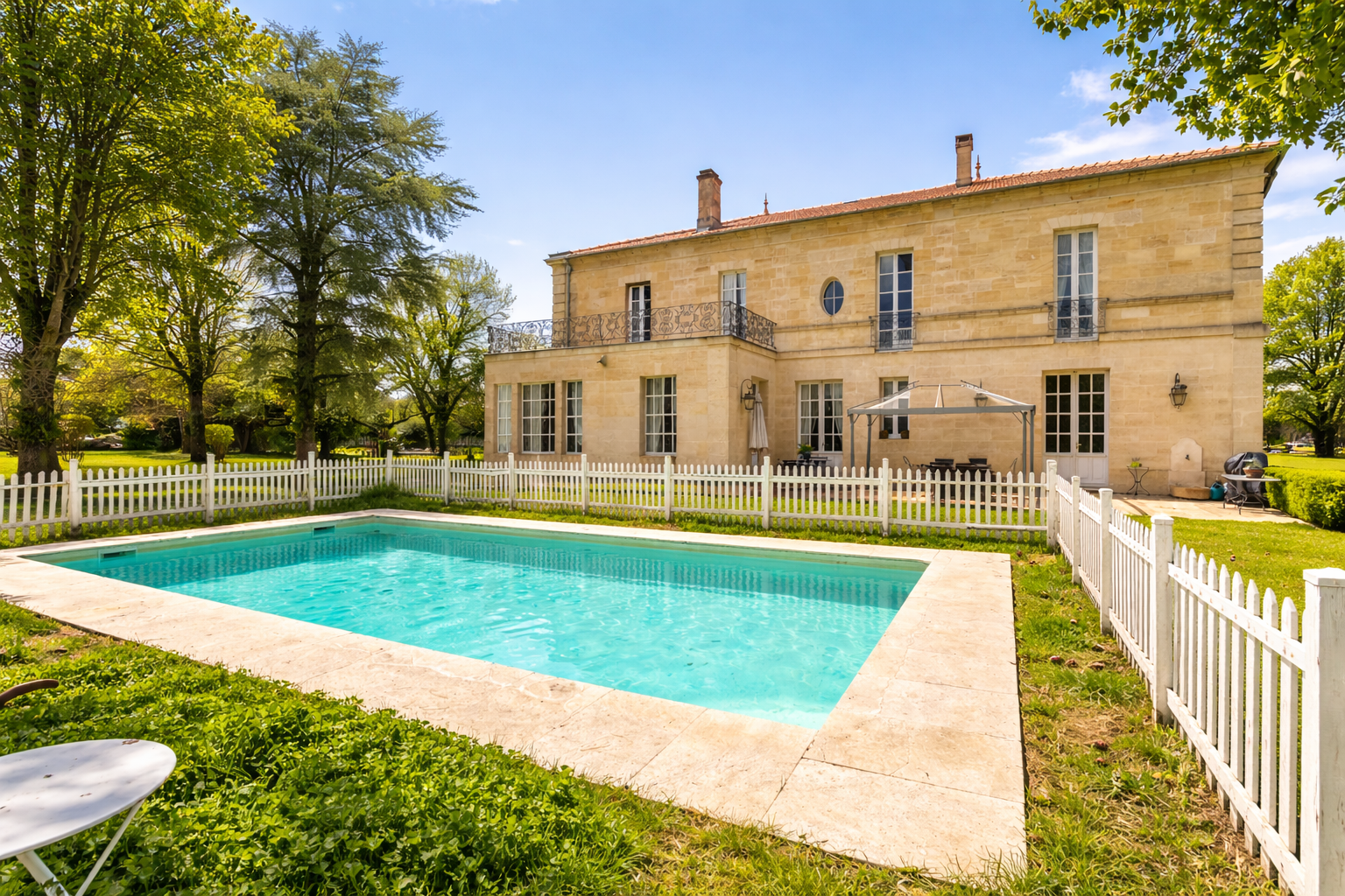 castle 9 Rooms for sale on BORDEAUX (33000)