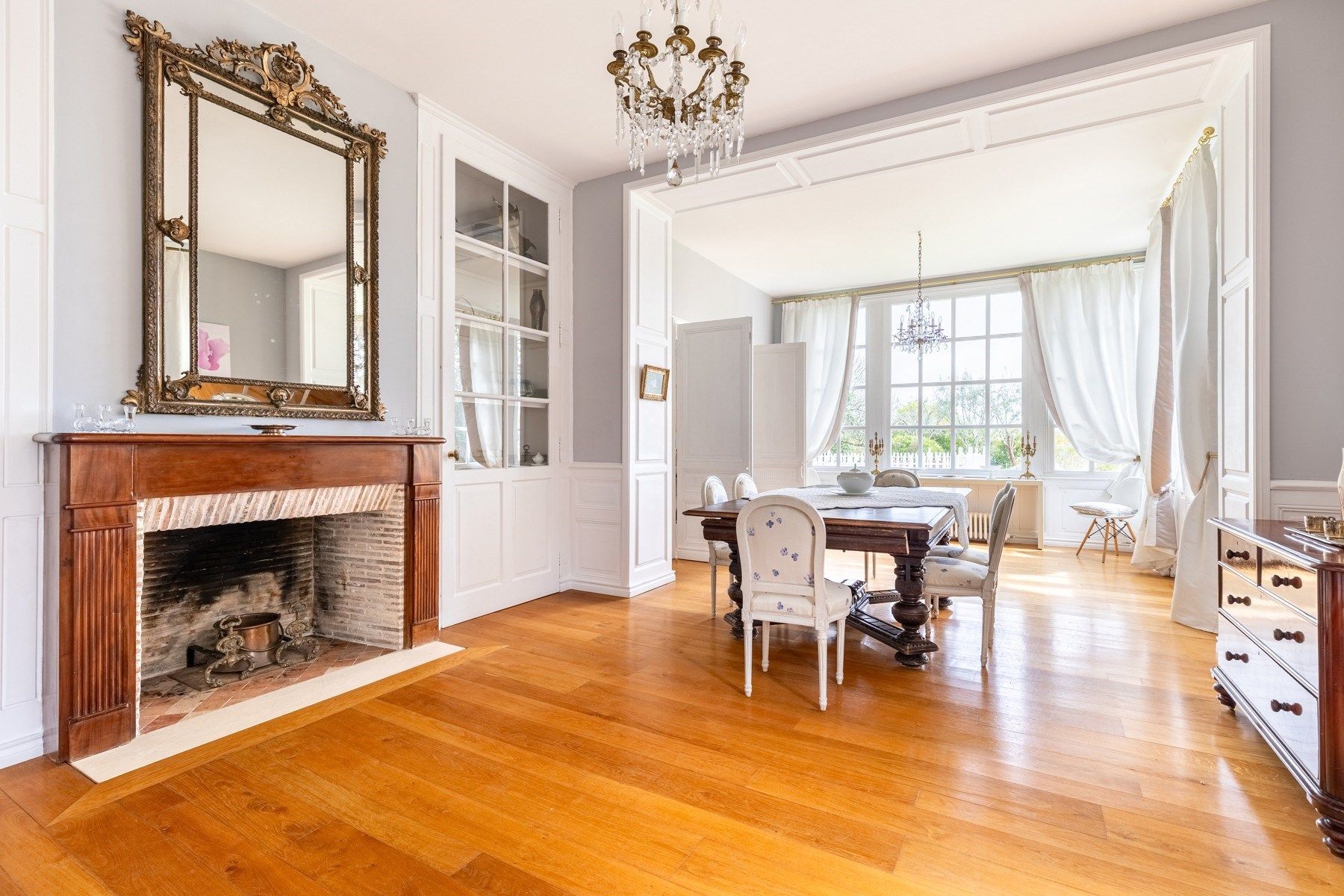 castle 9 Rooms for sale on BORDEAUX (33000)