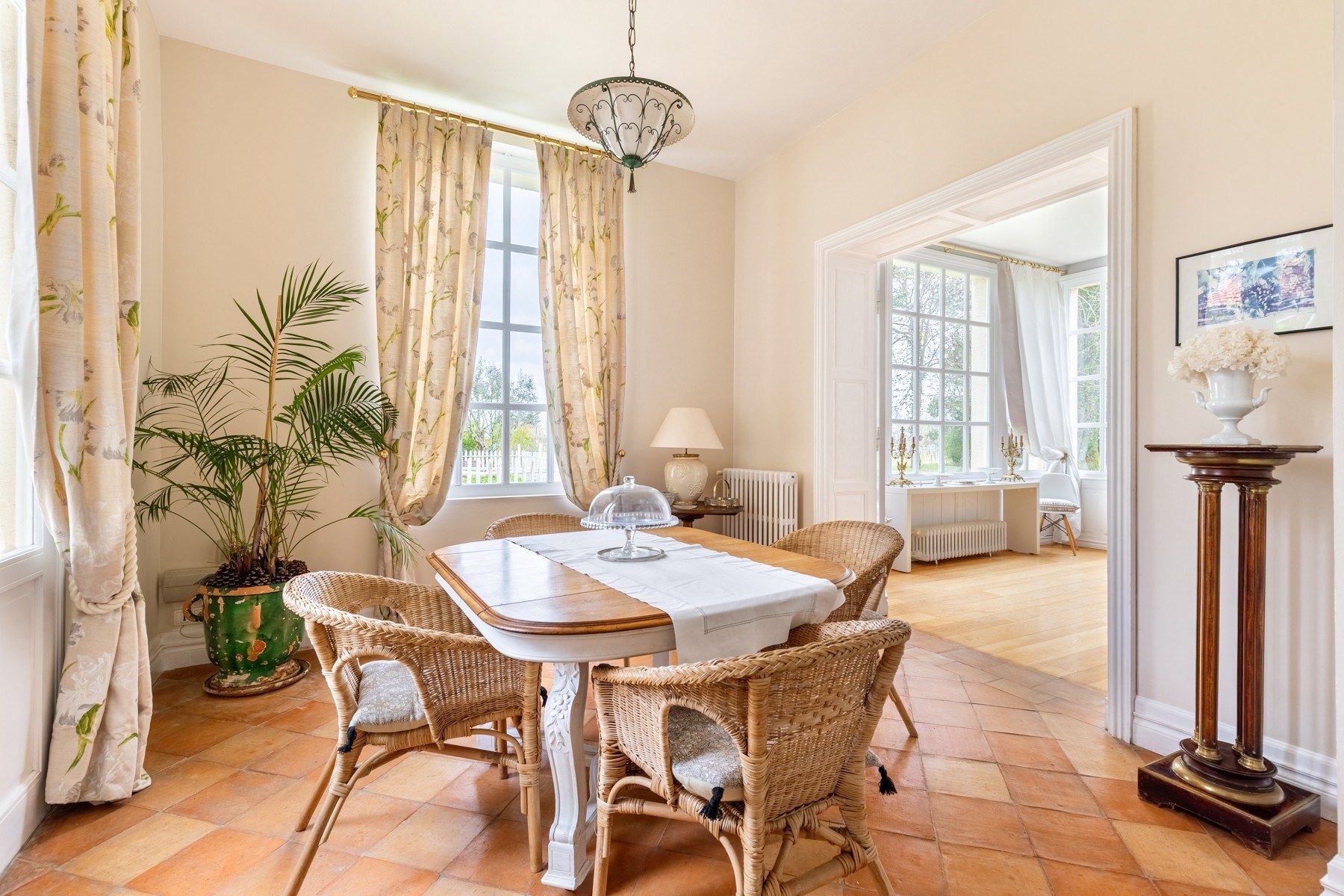 castle 9 Rooms for sale on BORDEAUX (33000)