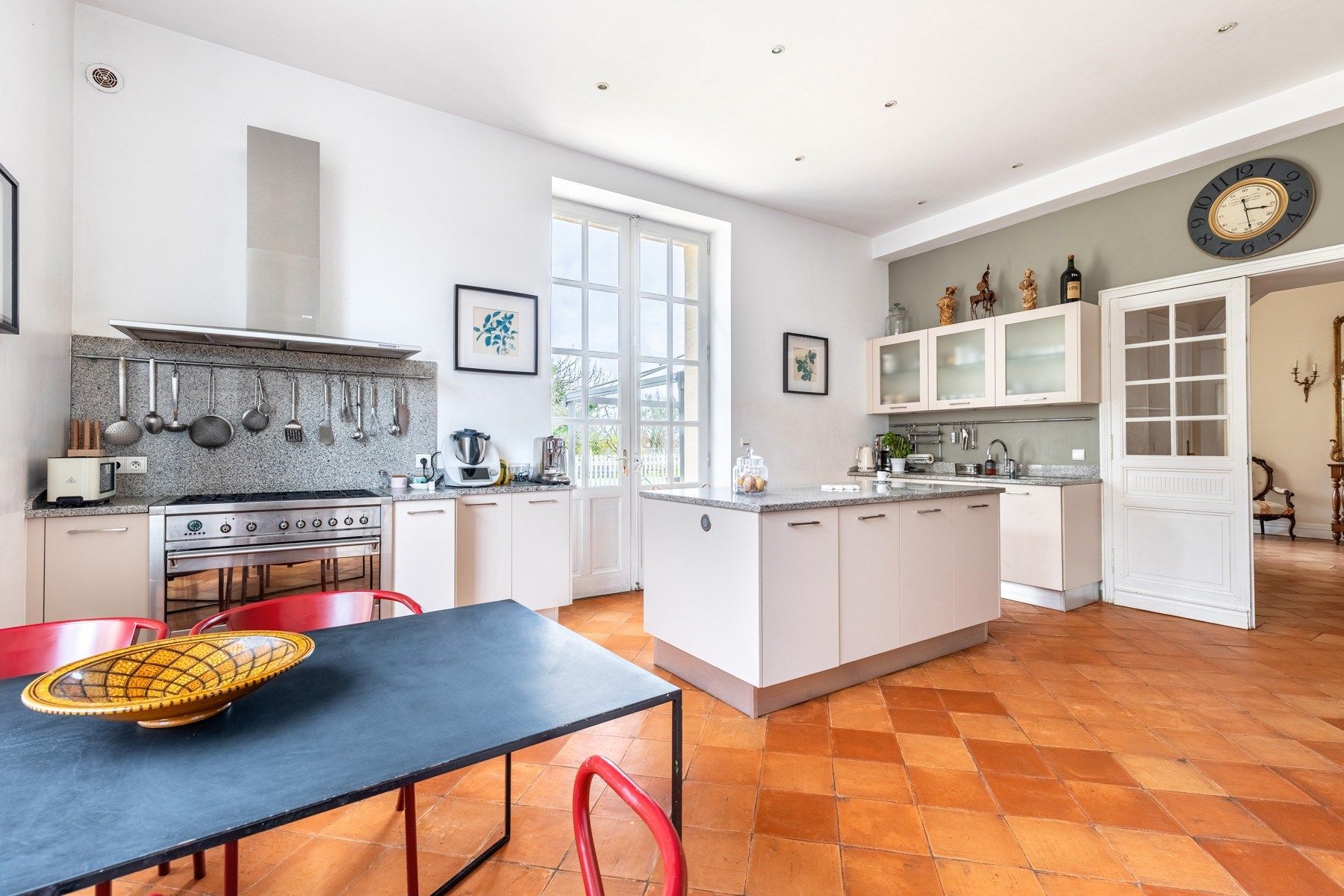 castle 9 Rooms for sale on BORDEAUX (33000)