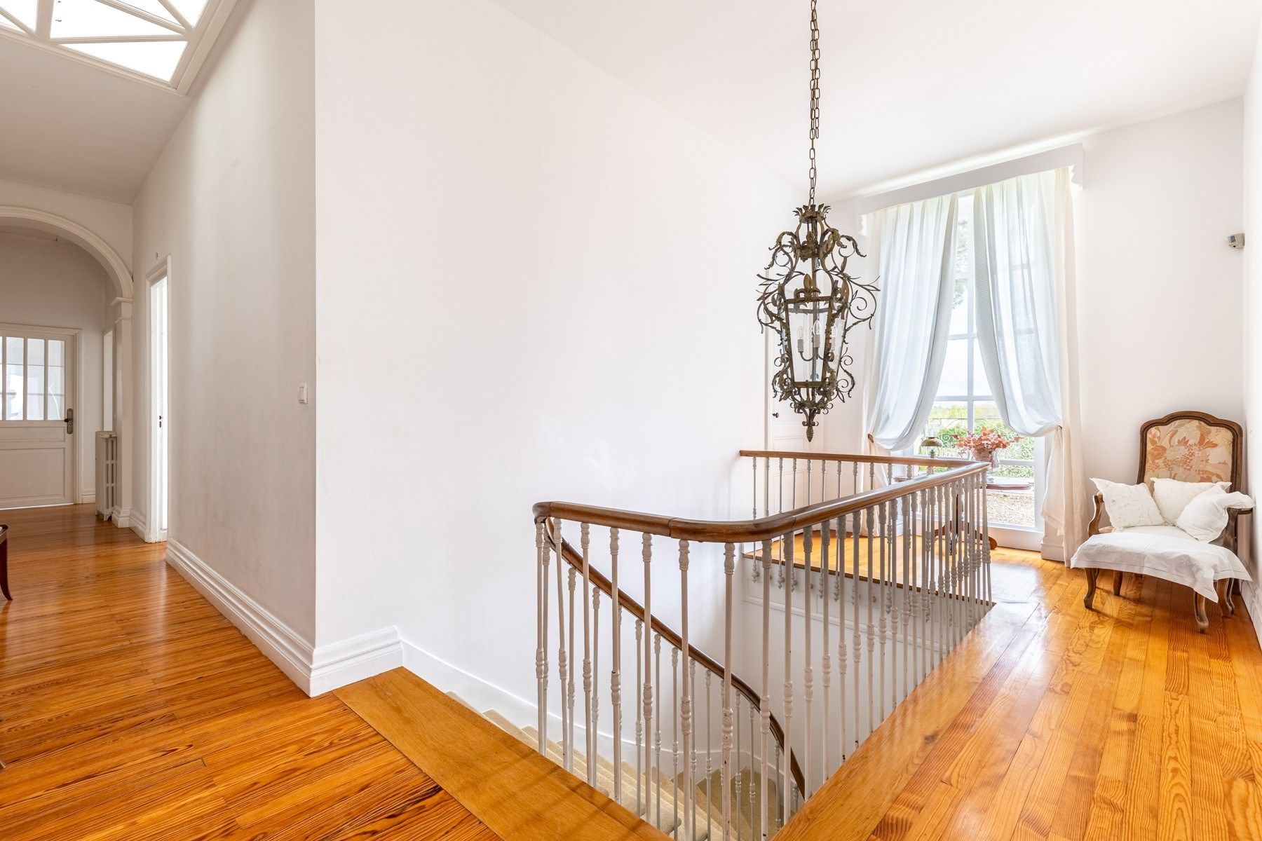 castle 9 Rooms for sale on BORDEAUX (33000)