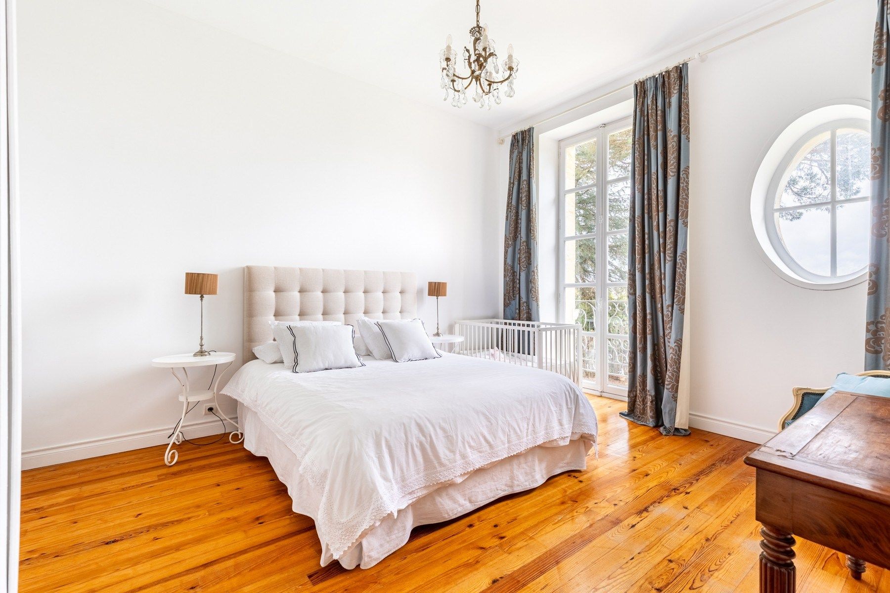 castle 9 Rooms for sale on BORDEAUX (33000)