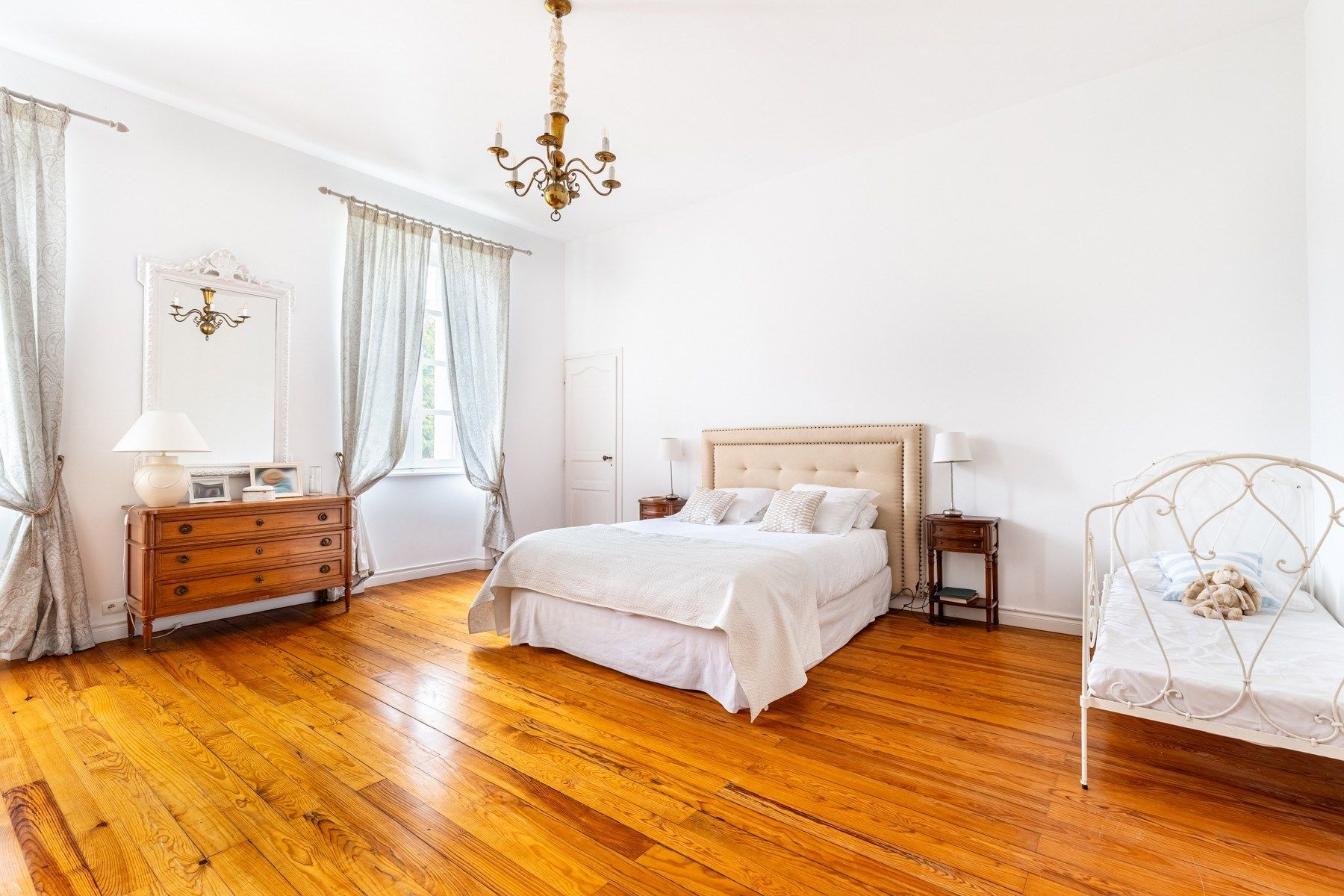 castle 9 Rooms for sale on BORDEAUX (33000)