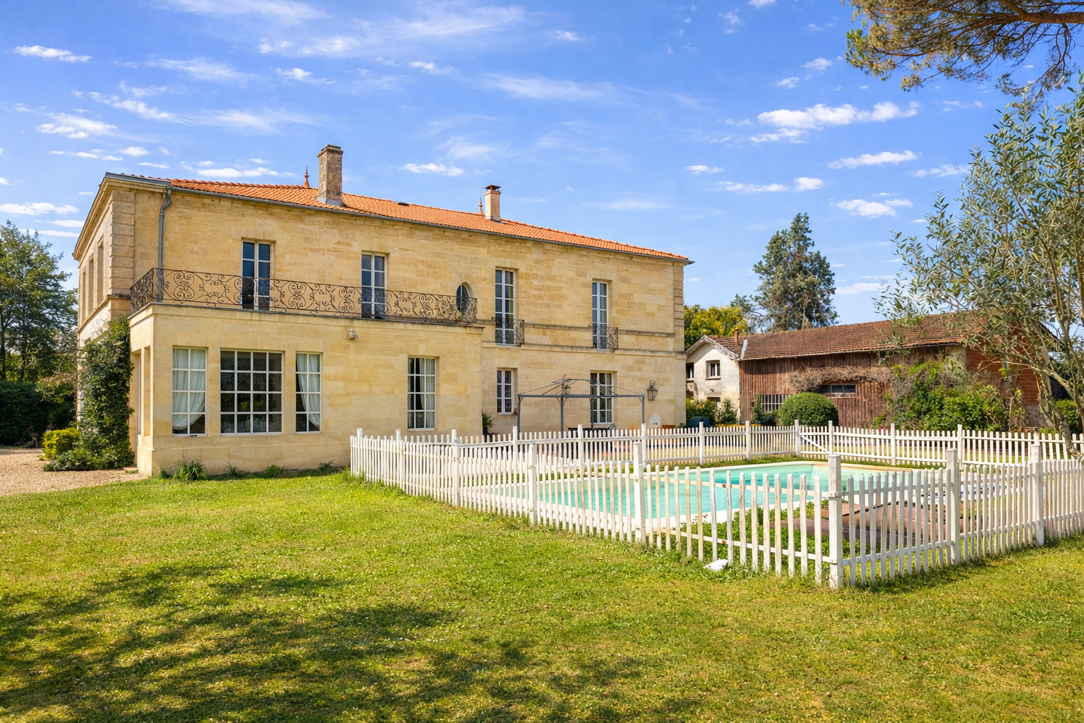 castle 9 Rooms for sale on BORDEAUX (33000)