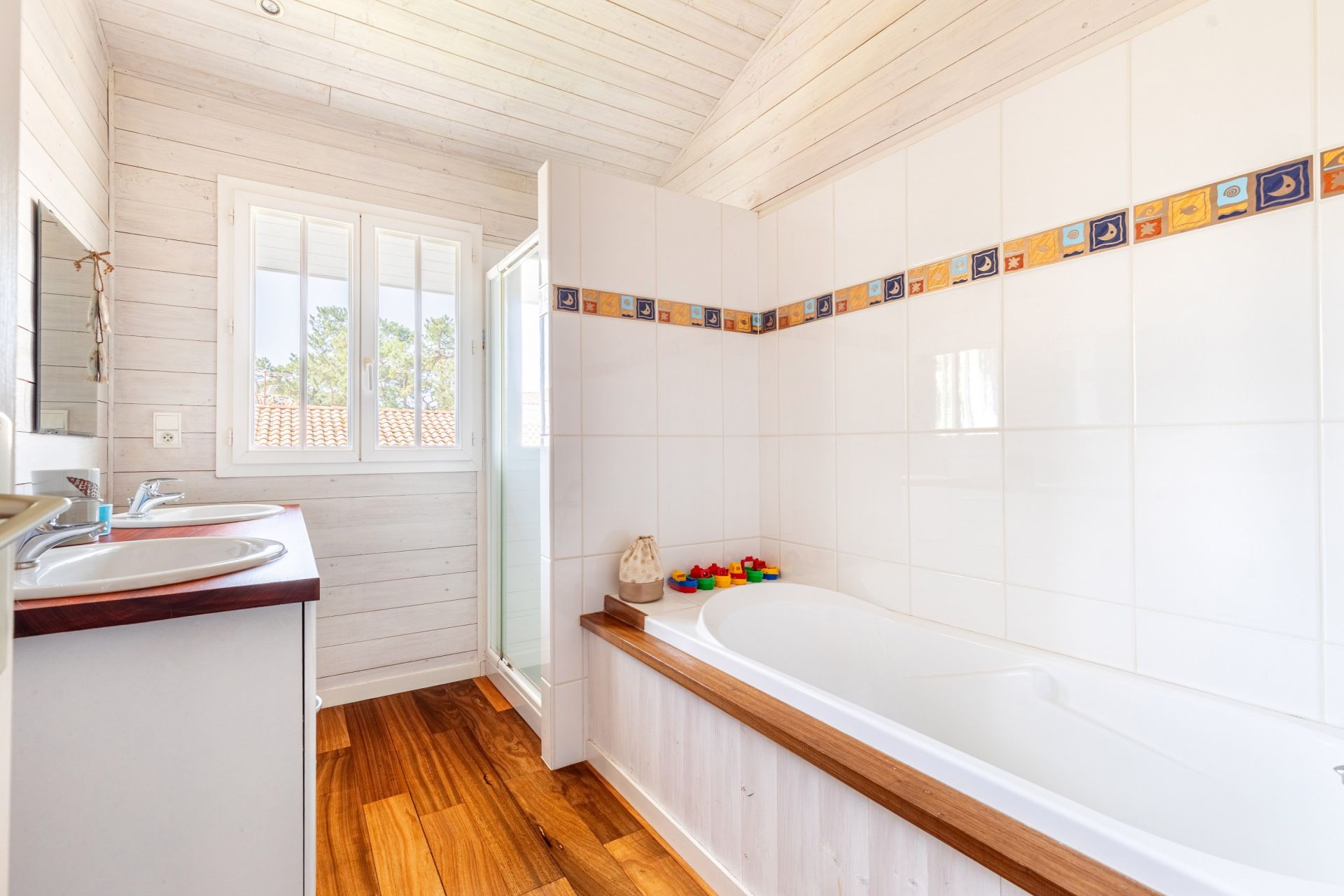 house 6 Rooms for sale on CAP FERRET (33970)
