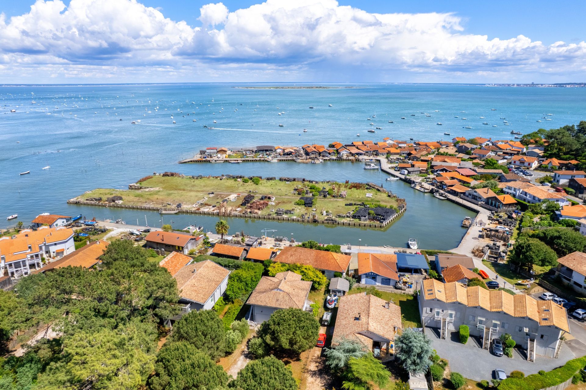 house 6 Rooms for sale on CAP FERRET (33970)