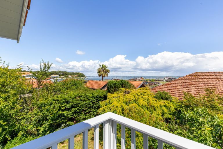 house 6 Rooms for sale on CAP FERRET (33970)