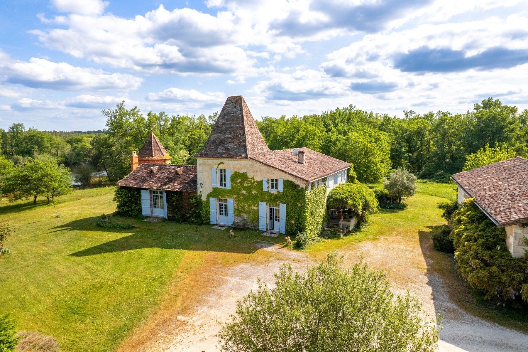 castle 8 Rooms for sale on BORDEAUX (33000)