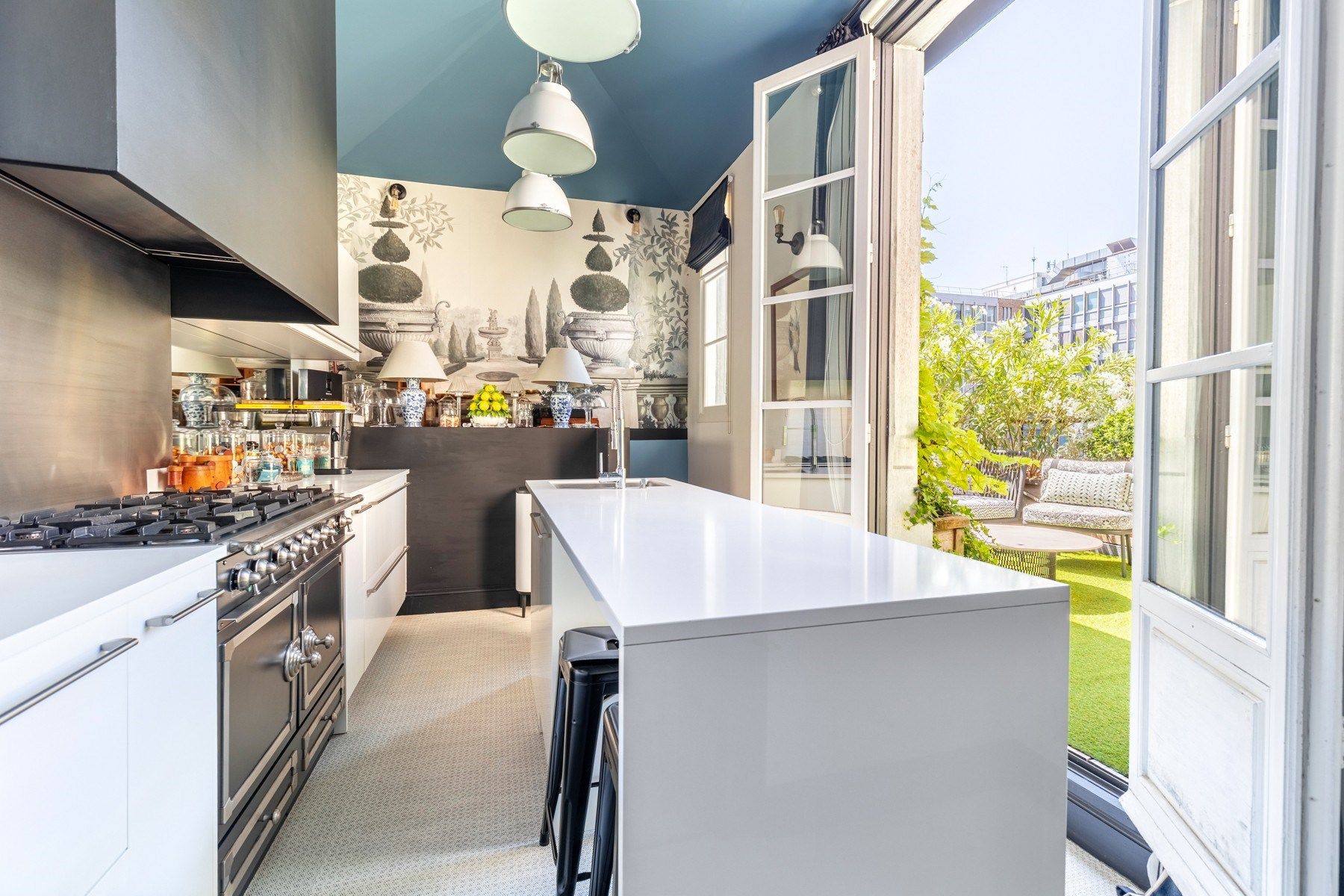 apartment 8 Rooms for sale on BORDEAUX (33000)