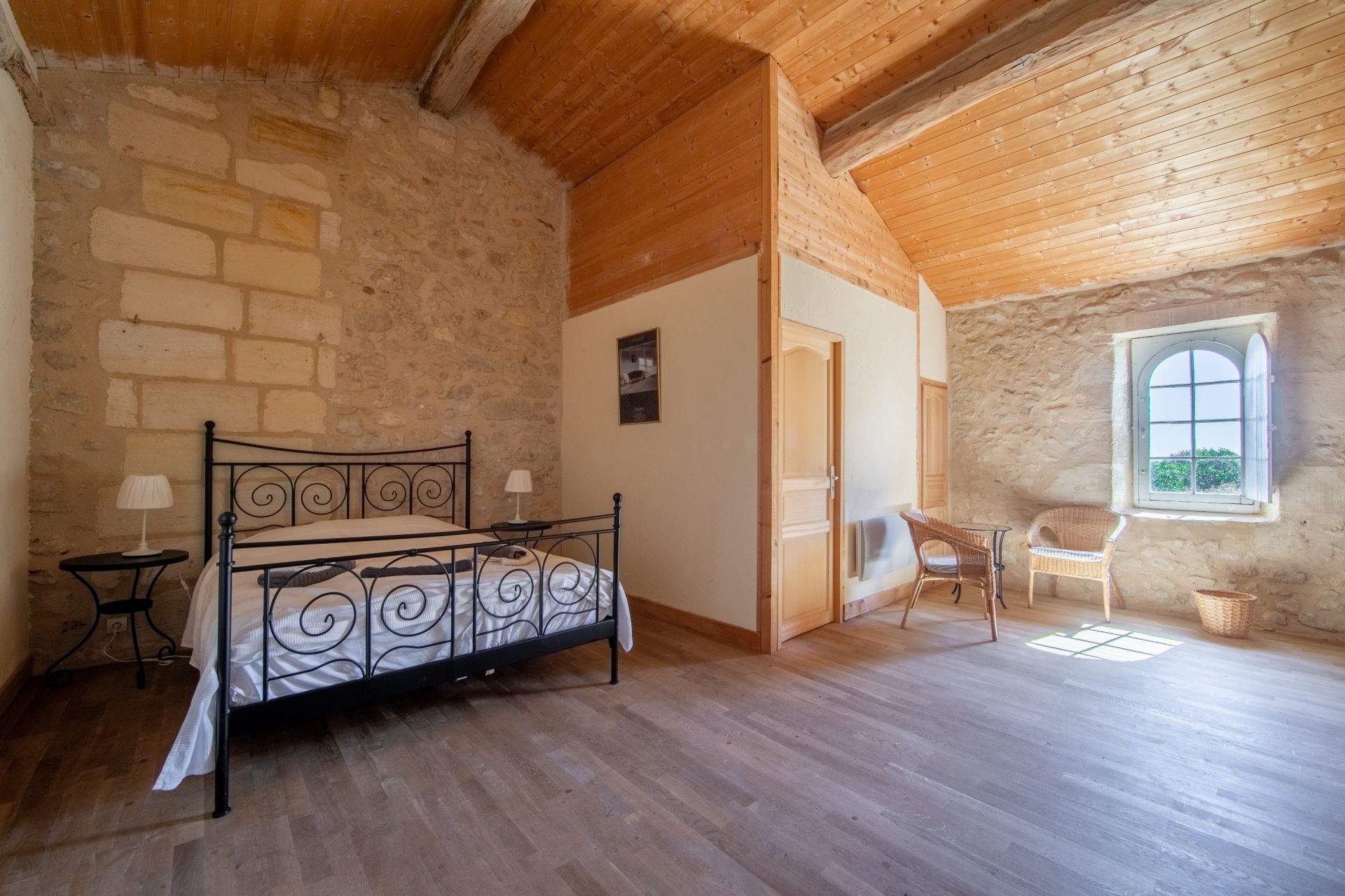 castle 10 Rooms for sale on BORDEAUX (33000)