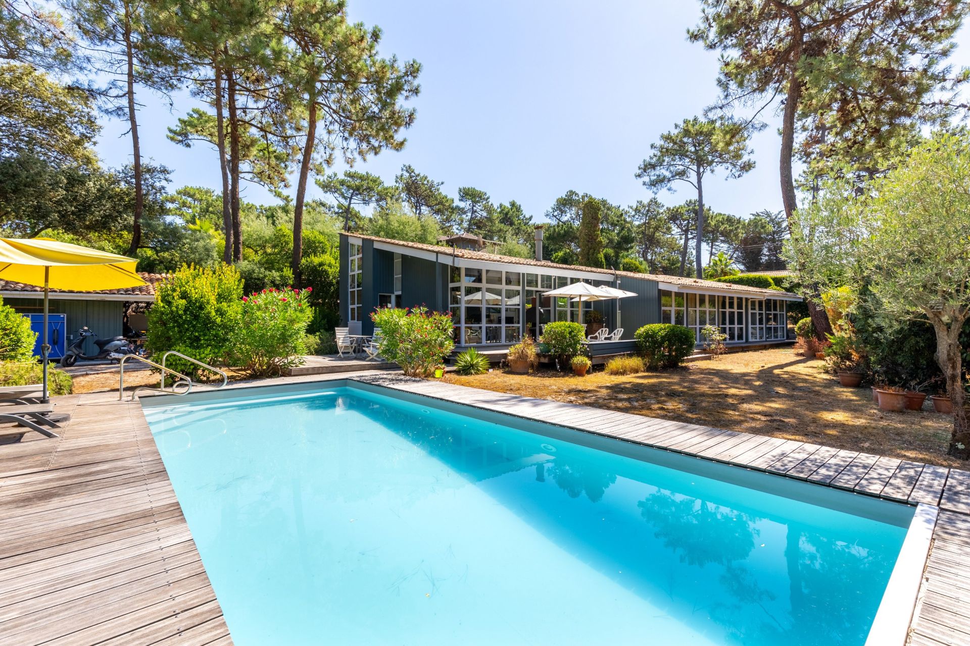 house 6 Rooms for sale on CAP FERRET (33970)