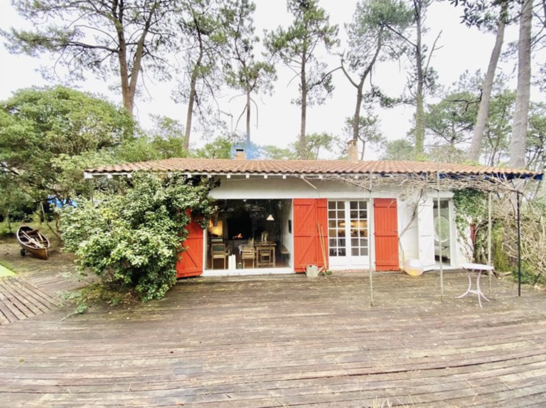house 6 Rooms for sale on CAP FERRET (33970)