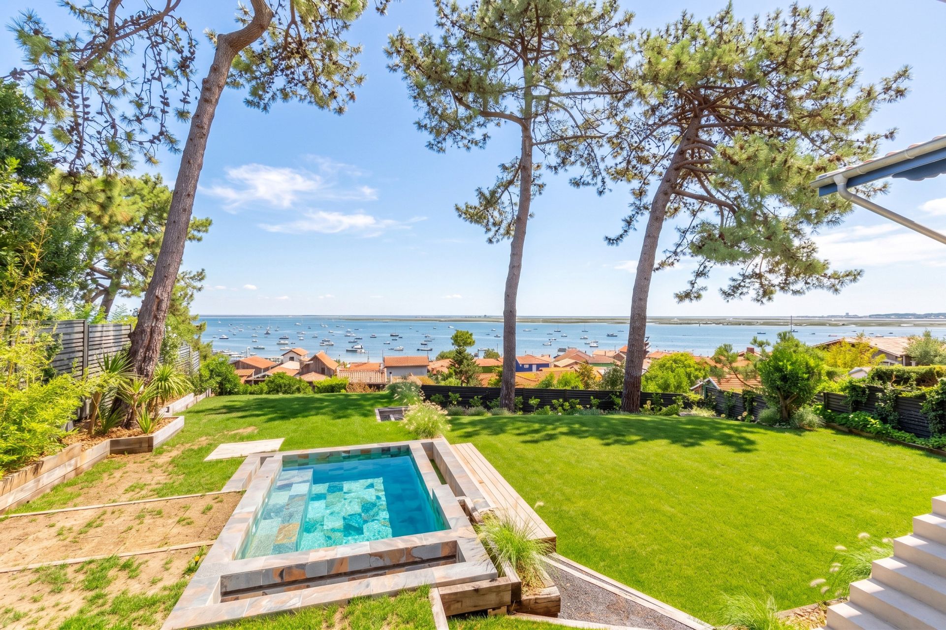 house 6 Rooms for sale on CAP FERRET (33970)