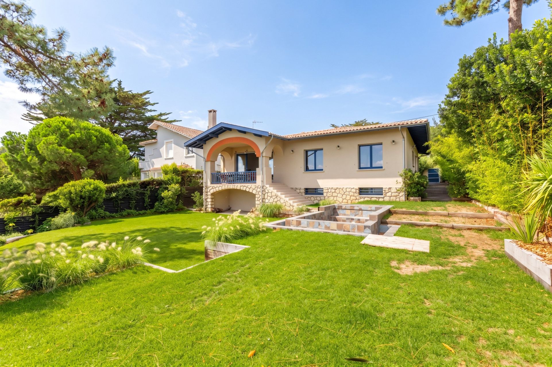 house 6 Rooms for sale on CAP FERRET (33970)