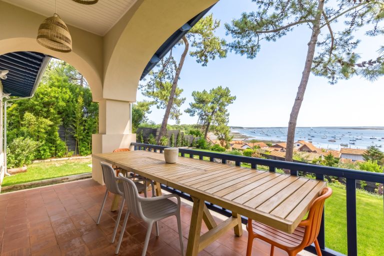 house 6 Rooms for sale on CAP FERRET (33970)
