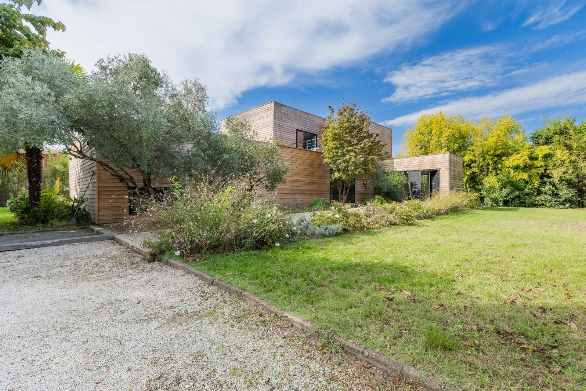 house 7 Rooms for sale on CAP FERRET (33970)
