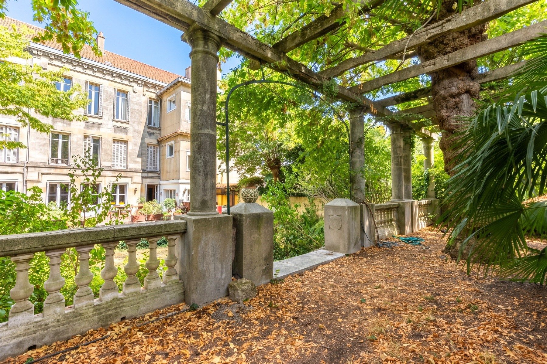 apartment 8 Rooms for sale on BORDEAUX (33000)