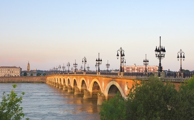 Zoom sur les 8 ponts de Bordeaux qui permettent de traverser la Garonne	